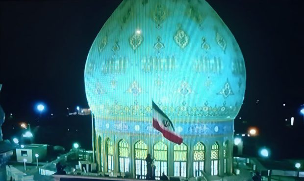 اهتزاز پرچم ایران روی گنبد مسجد مقدس جمکران