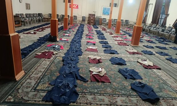 اهدای ۶۰۰ دست لباس به دانش‌آموزان نیازمند چایپاره