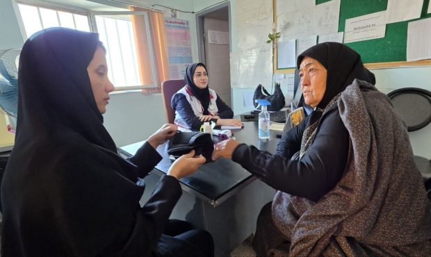 خدمات درمانی رایگان هلال‌احمر به اهالی روستای کامل‌آباد